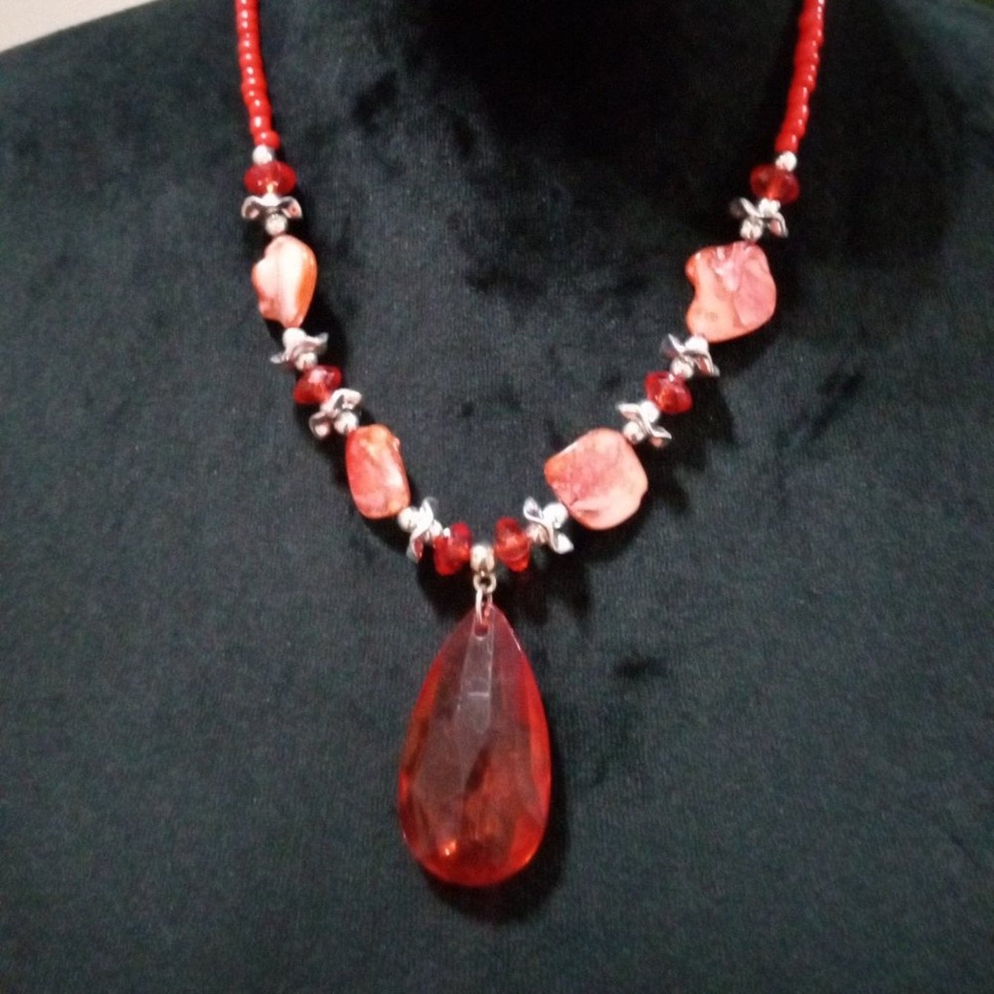 Womens Fashion Chunky Rhinestones & Shell Beaded Red Pendant Collar Necklace