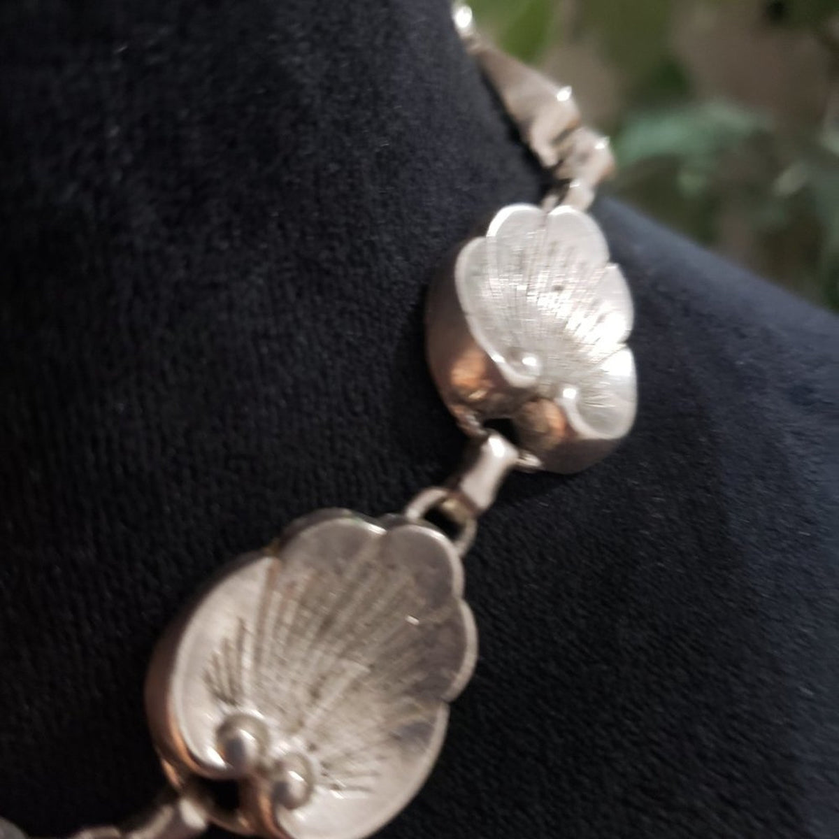 Women Fashion Textured Pansy Silver Tone Choker Collar Necklace with Pearl Clasp
