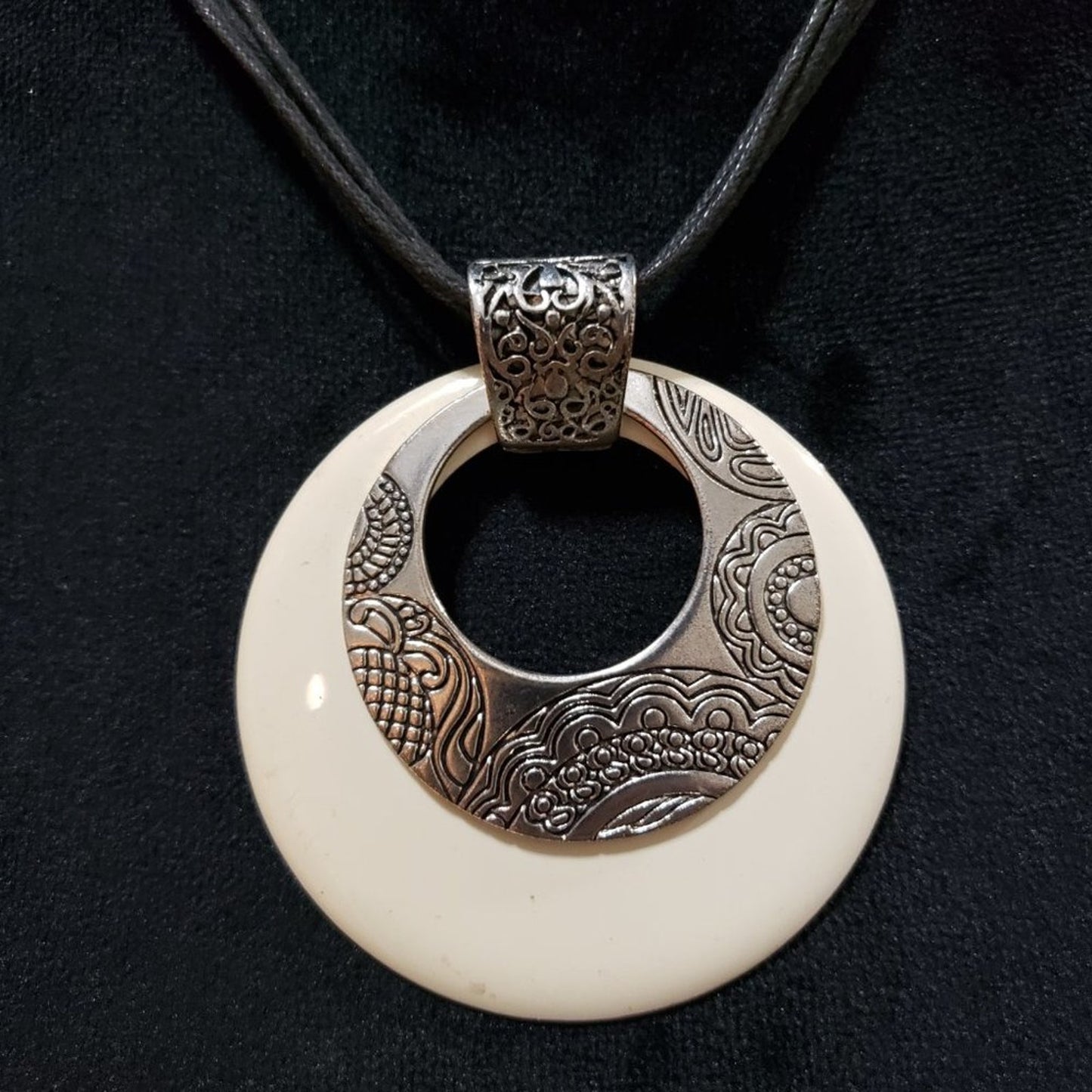 Women Fashion Big Carved Round Pendant Collar Necklace with Lobster Clasp