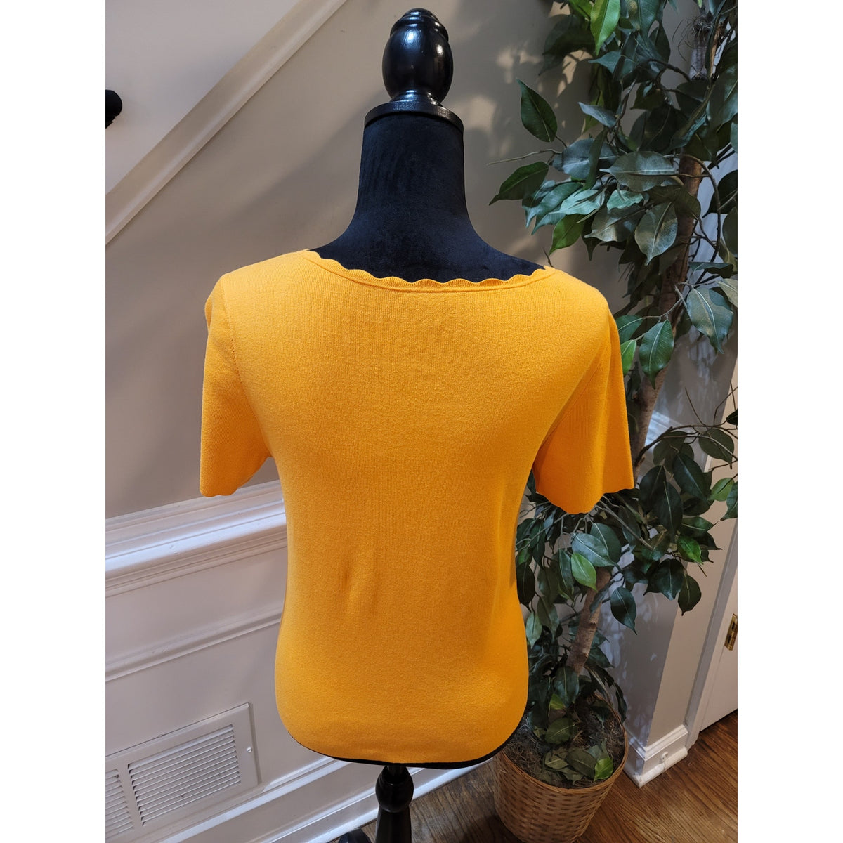 Ann Taylor Blouse Top Women's Large Yellow Scallop Trim Scoop Neck Short Sleeves