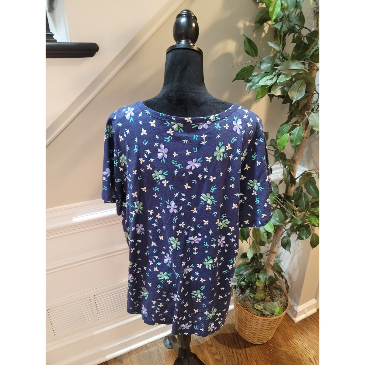 St. John's Bay Blouse Top Women 1X Navy Floral Pleated Scoop Neck Flutter Sleeve