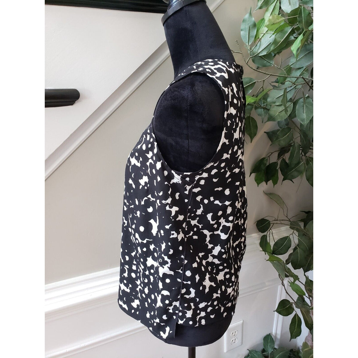 CAbi Women's White Black Floral 100% Polyester Round Neck Sleeveless Top Tank XS