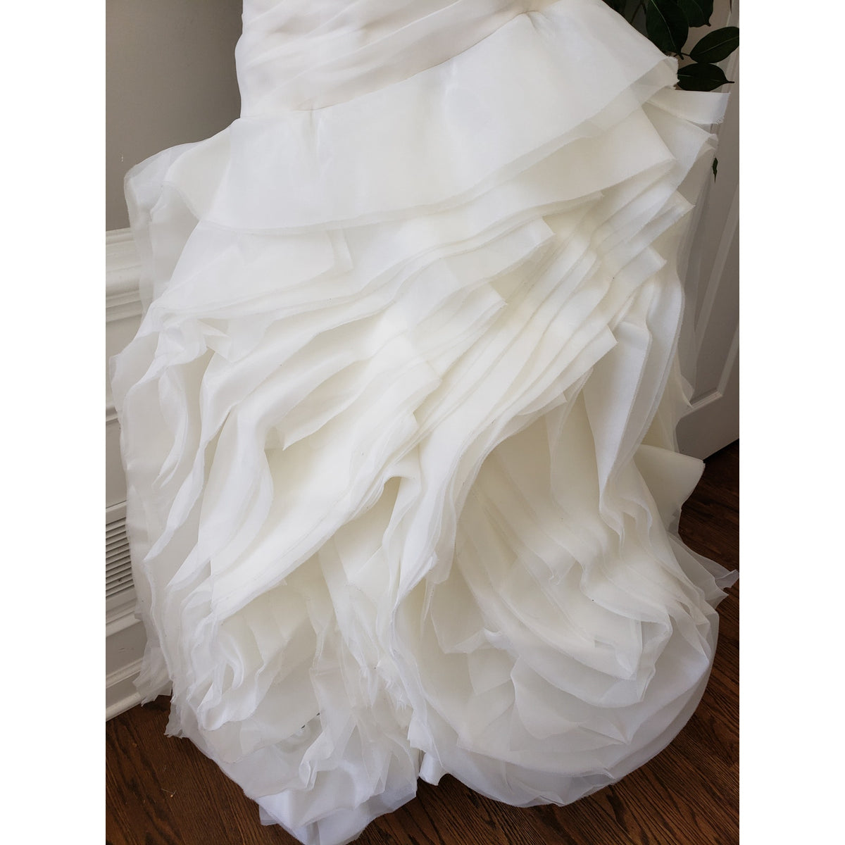 White by Vera Wang Wedding Dress Womens Size 6 White Flare Gown with Bias Flange