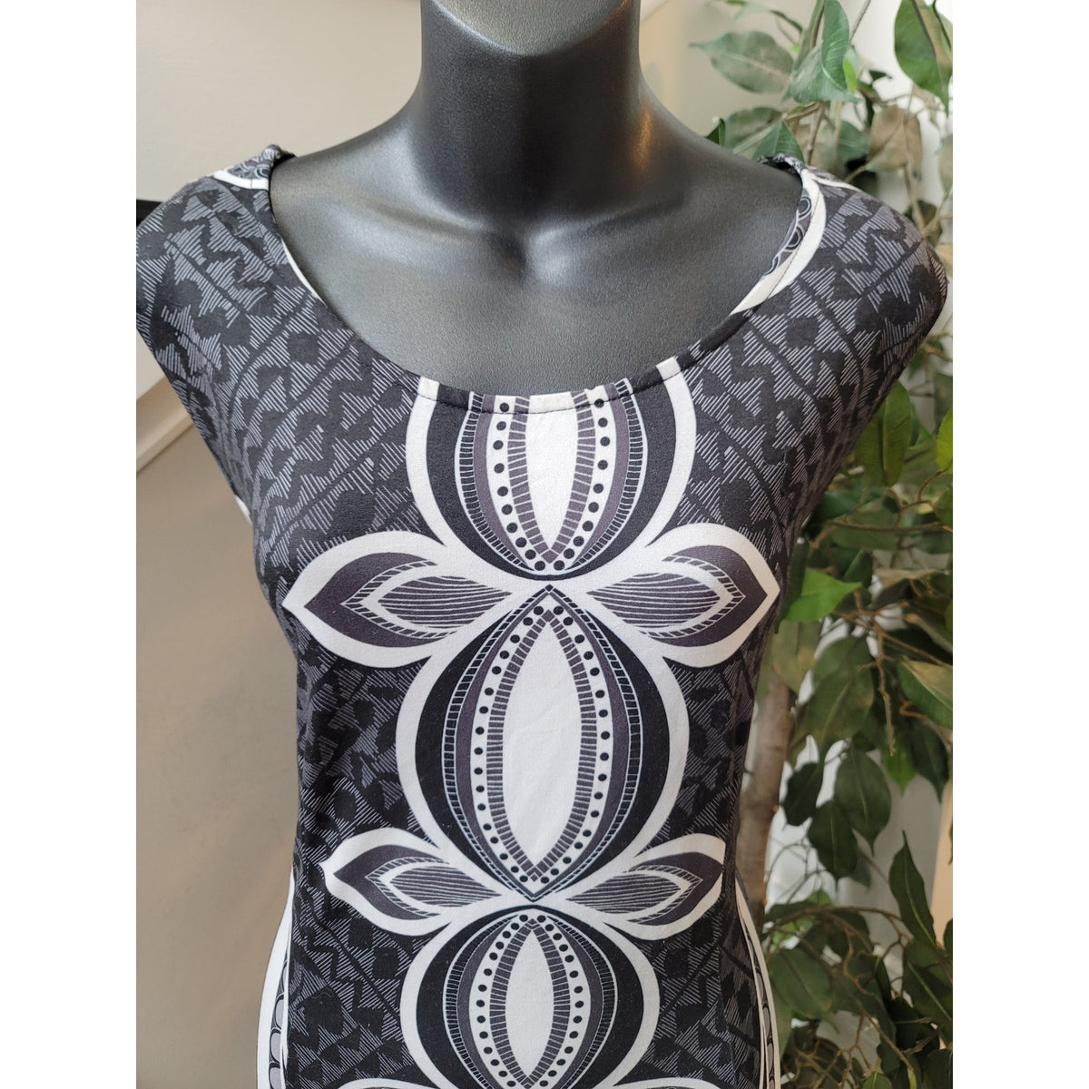 R&B Tank Maxi Dress Womens 2X Black White Stretch Polynesian Tribal Scoop Casual