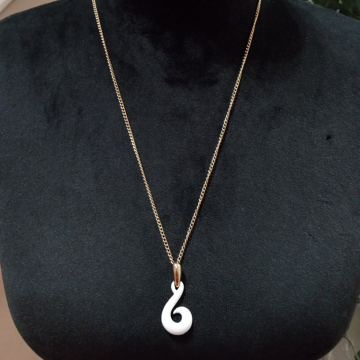 Women Modern Fashion Big Pendant Gold Tone Long Teardrop Necklace w/ Round Clasp