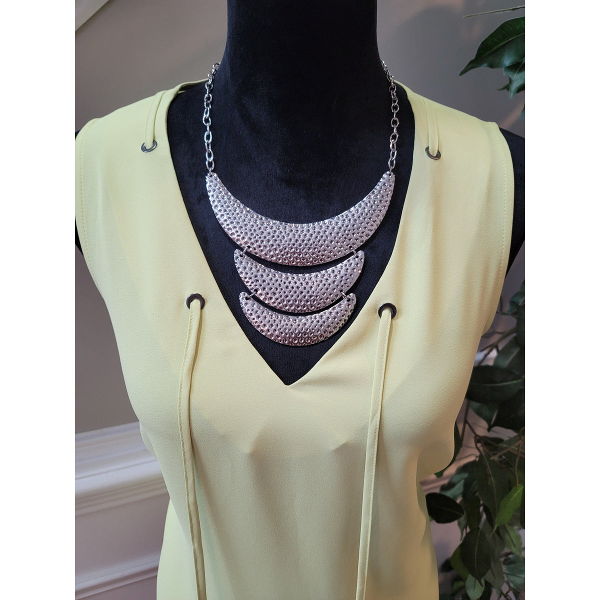 Kasper Tank Top Women's Medium Pastel Yellow Sleeveless Drawstring V-Neck Blouse