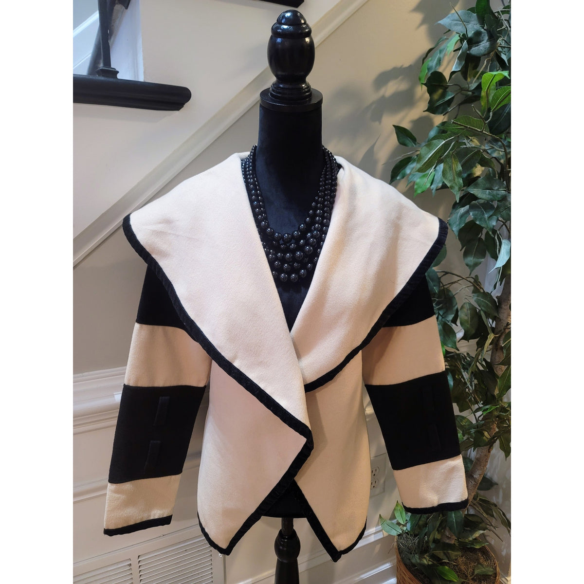 Leran Shawl Jacket Womens Small Cream/Black Colorblock Pointed Hem Long Sleeve