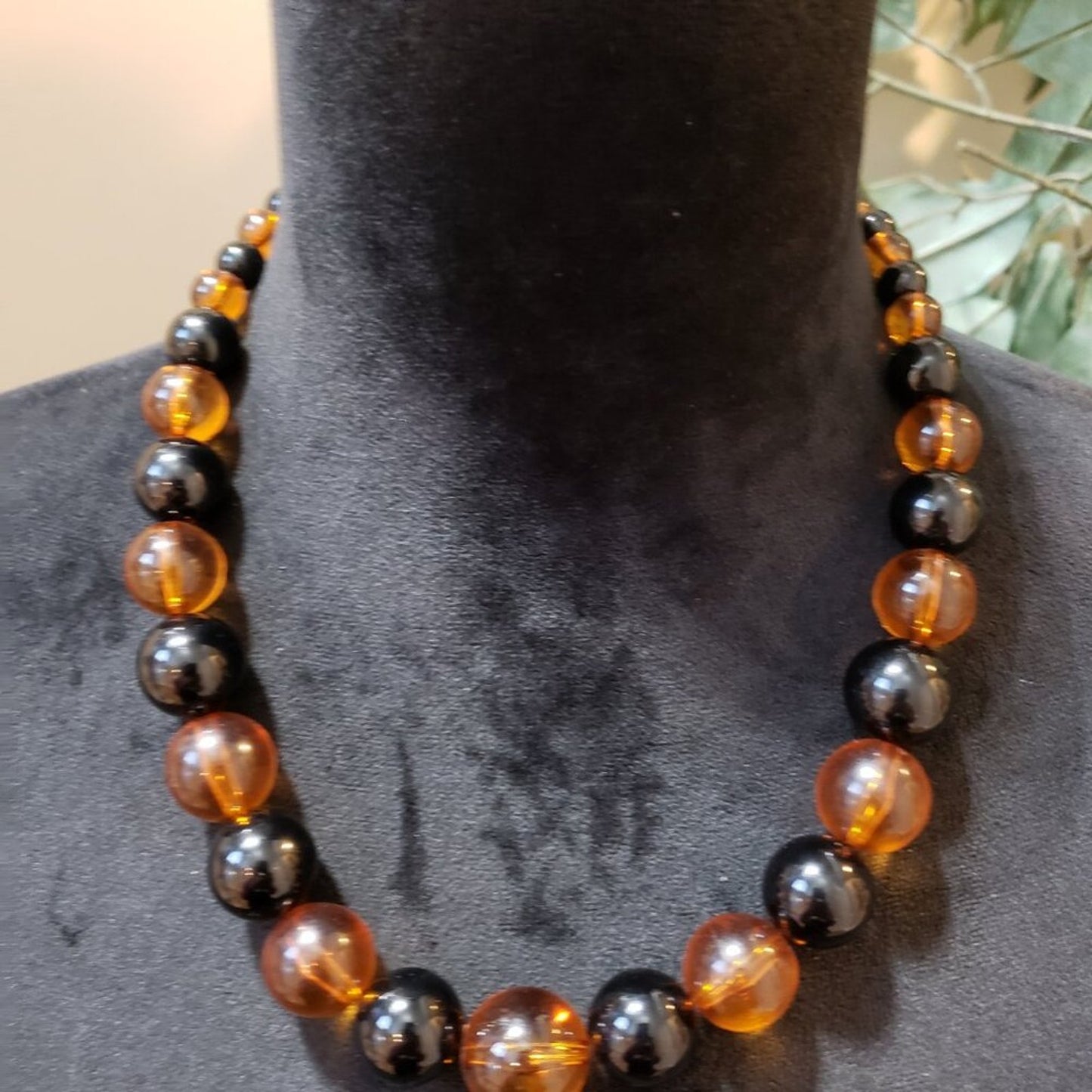 Women Fashion Black Acrylic & Swirl Amber Pinched Lucite Beaded Necklace jewelry