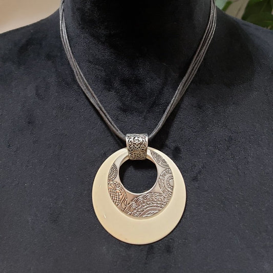 Women Fashion Big Carved Round Pendant Collar Necklace with Lobster Clasp