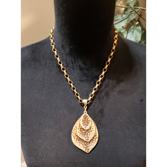 Womens Gold Tone Hammered Metal Assorted Petals Pendant Necklace with Lobster