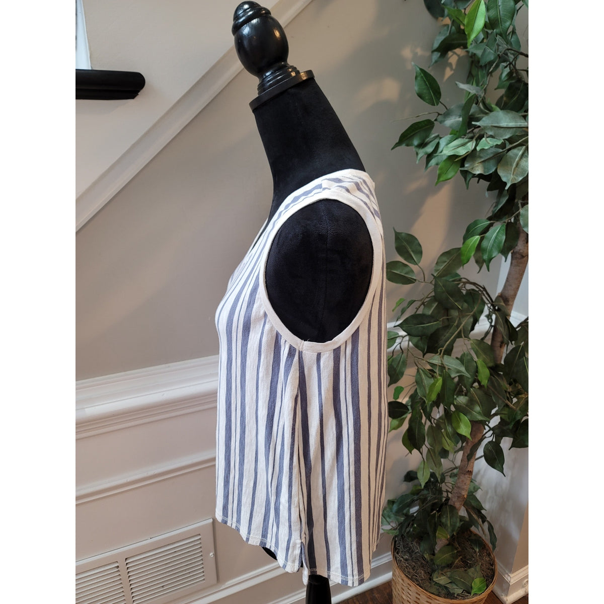 Susina Tank Top Women's Medium Petite Cream/Blue Striped Sleeveless Scoop Neck