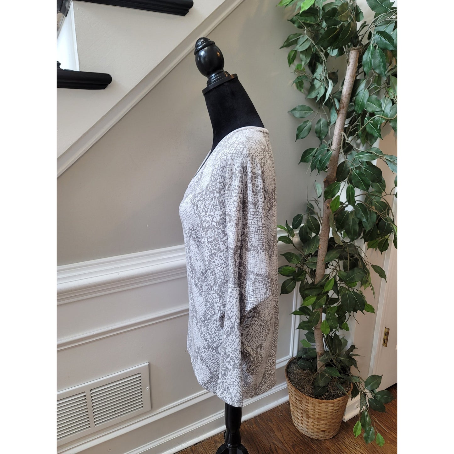 White House Black Market Sweater Women's Size XS Gray Snake Print Long Sleeves