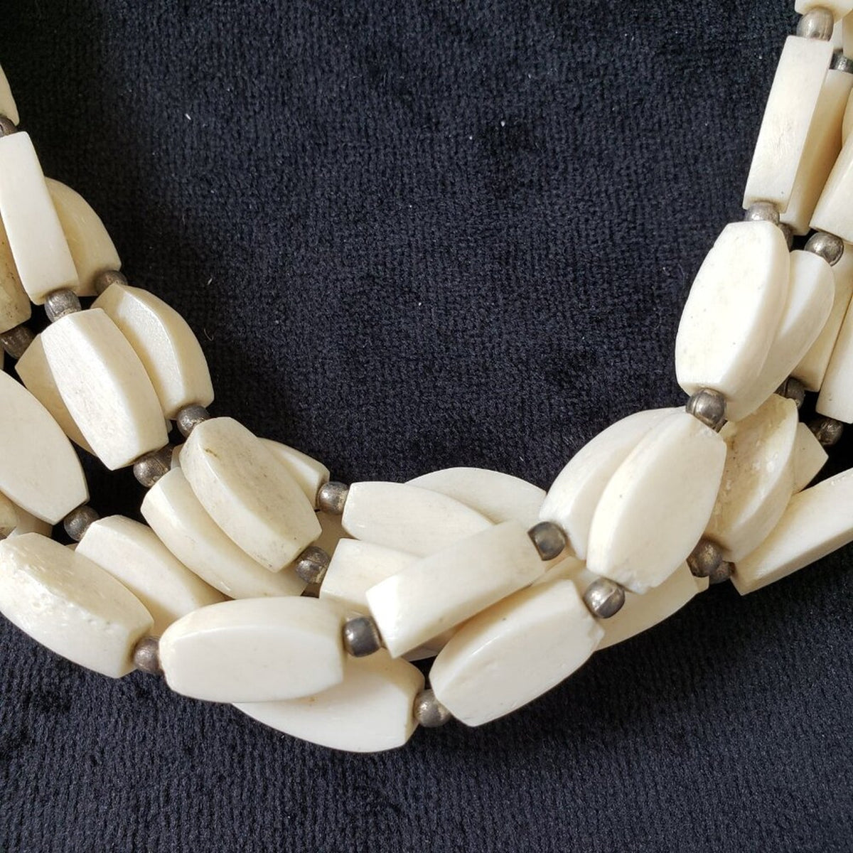 Women Fashion White Carved Bone Hairpipe Beads Collar Necklace with Barrel Clasp
