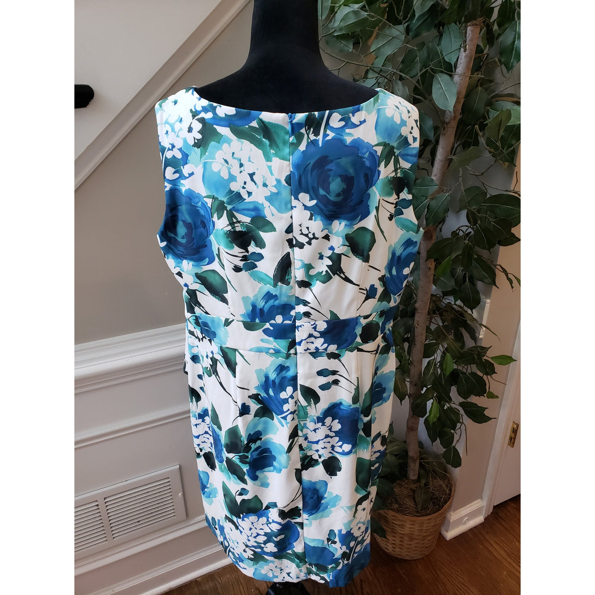 Dressbarn Sheath Dress Women’s 16 Blue & White Floral Stretch Ruffle Back Zip