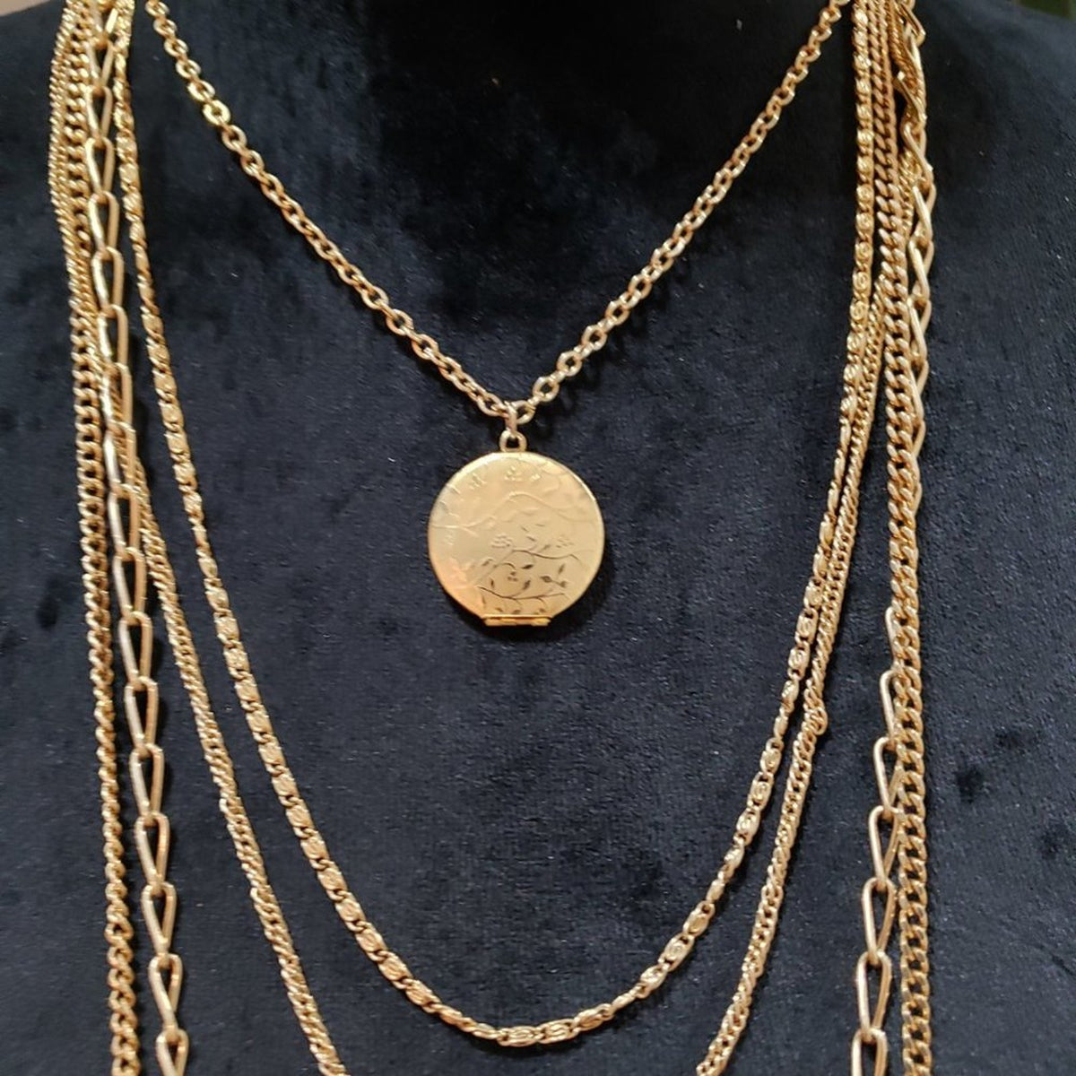 Women Fashion Gold Tone Wheat Chain Round Locket Pendant Collar Necklace Jewelry