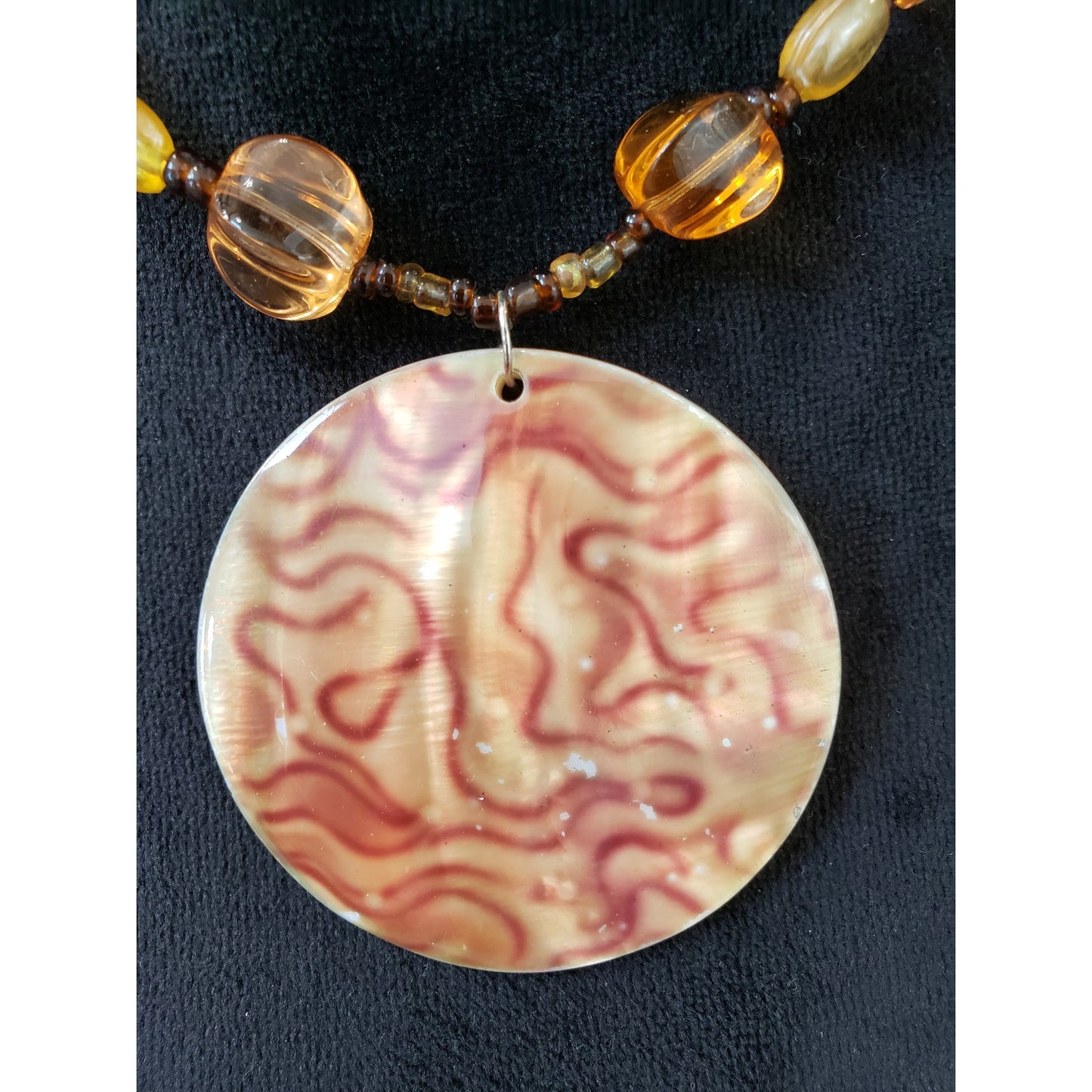 Women Amber Spacer Ball Beads Round Flat Shells Pendant Necklace with Lobster