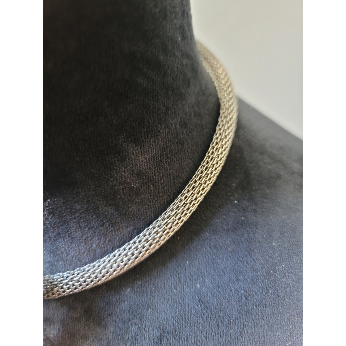Women's Statement Metal Mesh Choker Necklace With Magnetic Lock And Bold Pendant