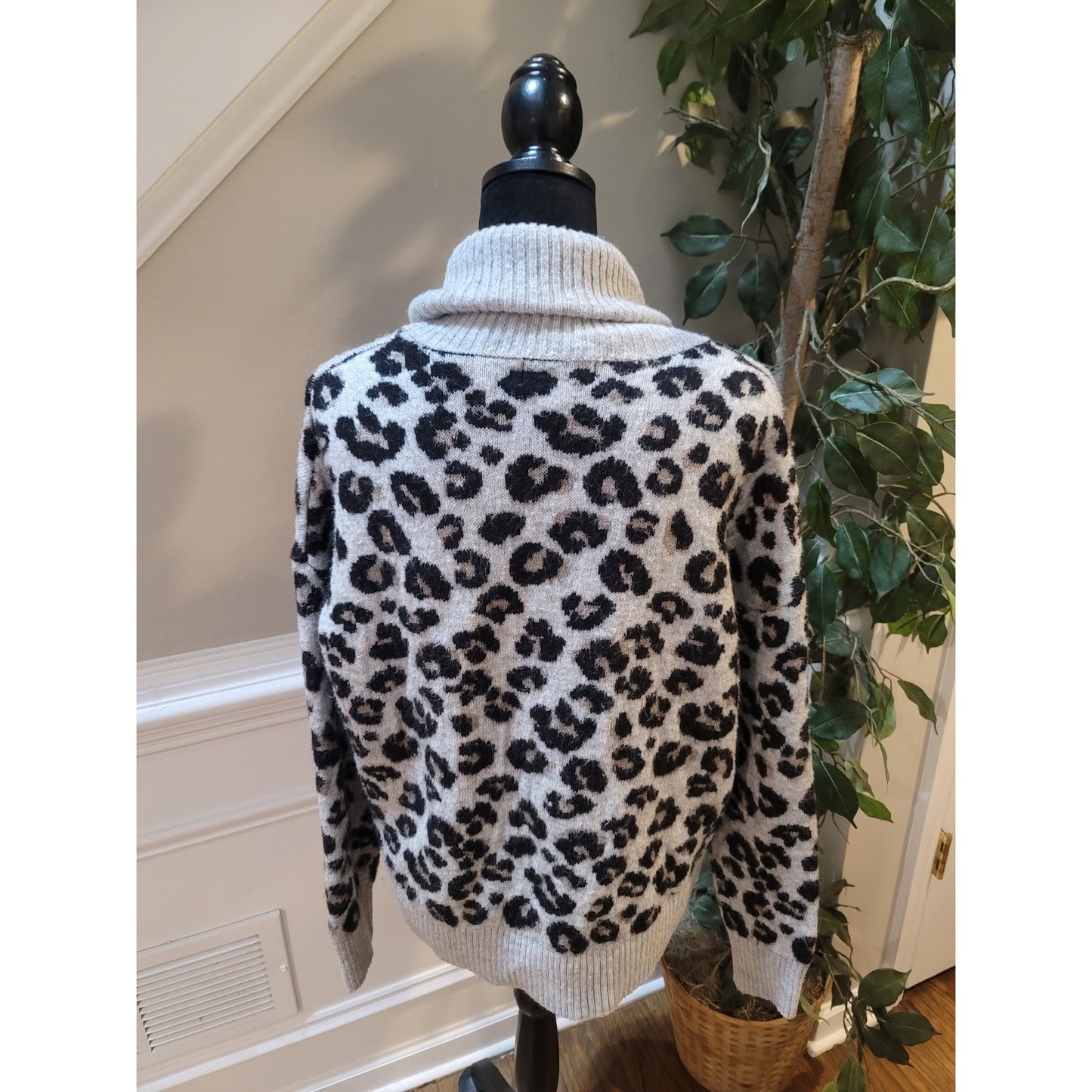 Jessica Simpson Sweater Women's Size Large Gray Black Leopard Print Cowl Neck