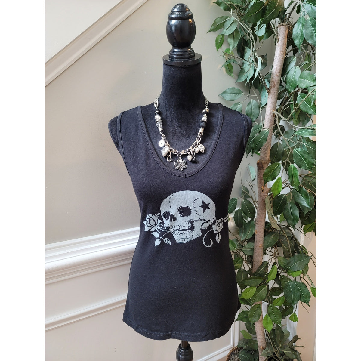 Venus Shirt Top Women's Size Medium Black Cotton Sleeveless Graphic Print