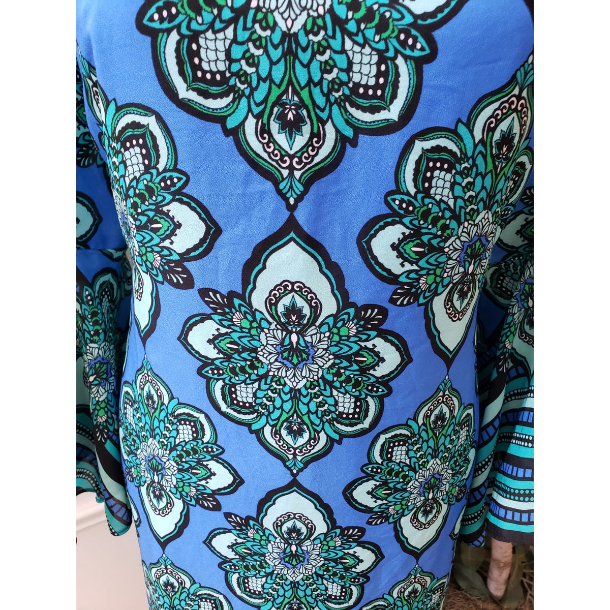 Kaari Shift Dress Women's Size Large Blue & Green Geometric V-Neck Long Sleeve