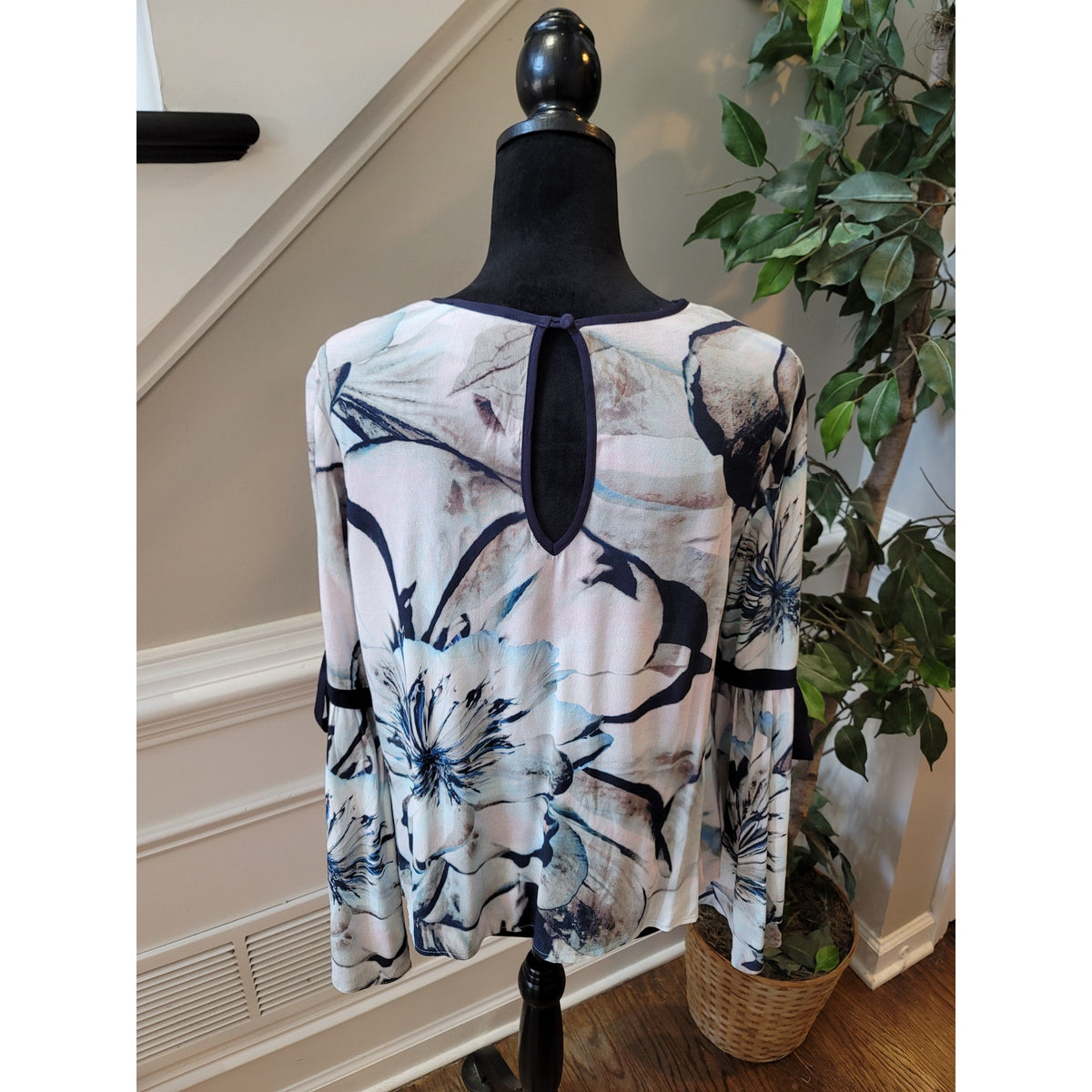 Karen Kane Top M White Navy Floral Crew Flared Sleeve Keyhole Back Casual Party
