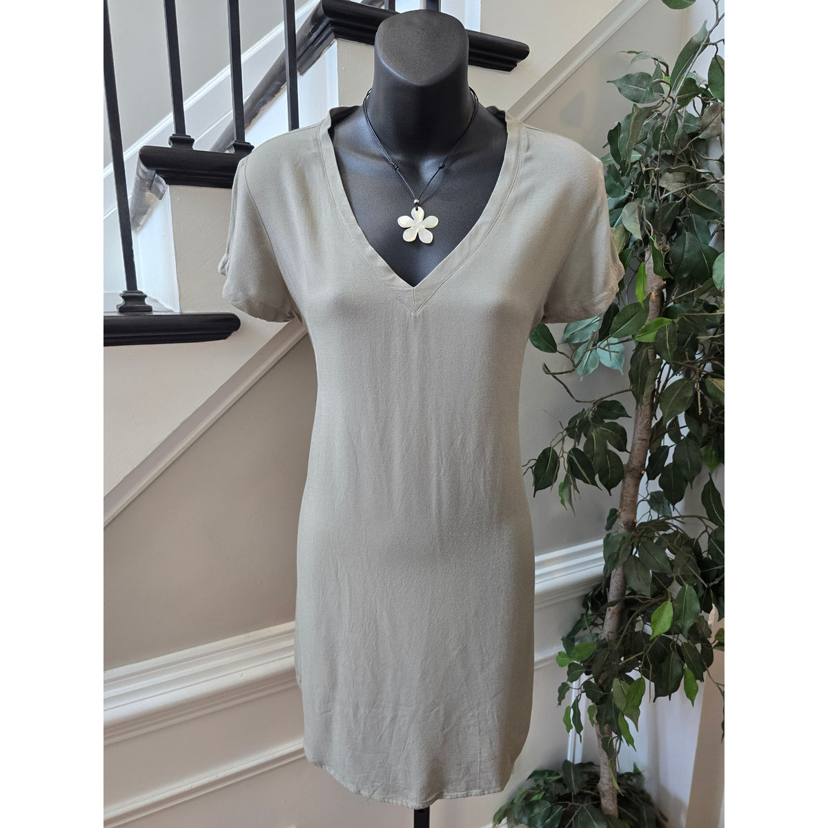 Cloth & Stone Mini Dress Women SZ XS Sage Green High-Low Hem V-Neck Short Sleeve