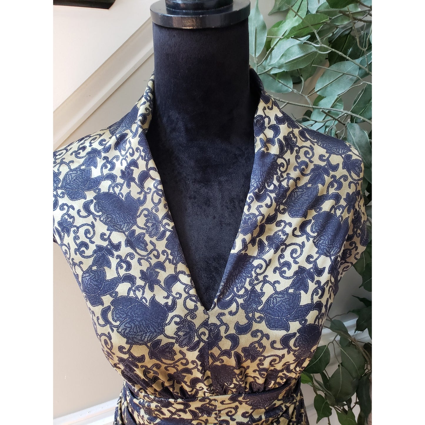 Newport News A-Line Dress Womens Small Gold Blue Floral Empire Waist V Neck