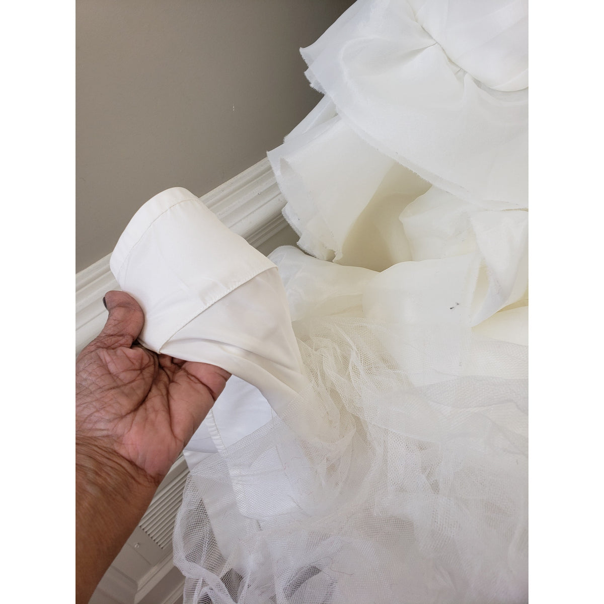 White by Vera Wang Wedding Dress Womens Size 6 White Flare Gown with Bias Flange