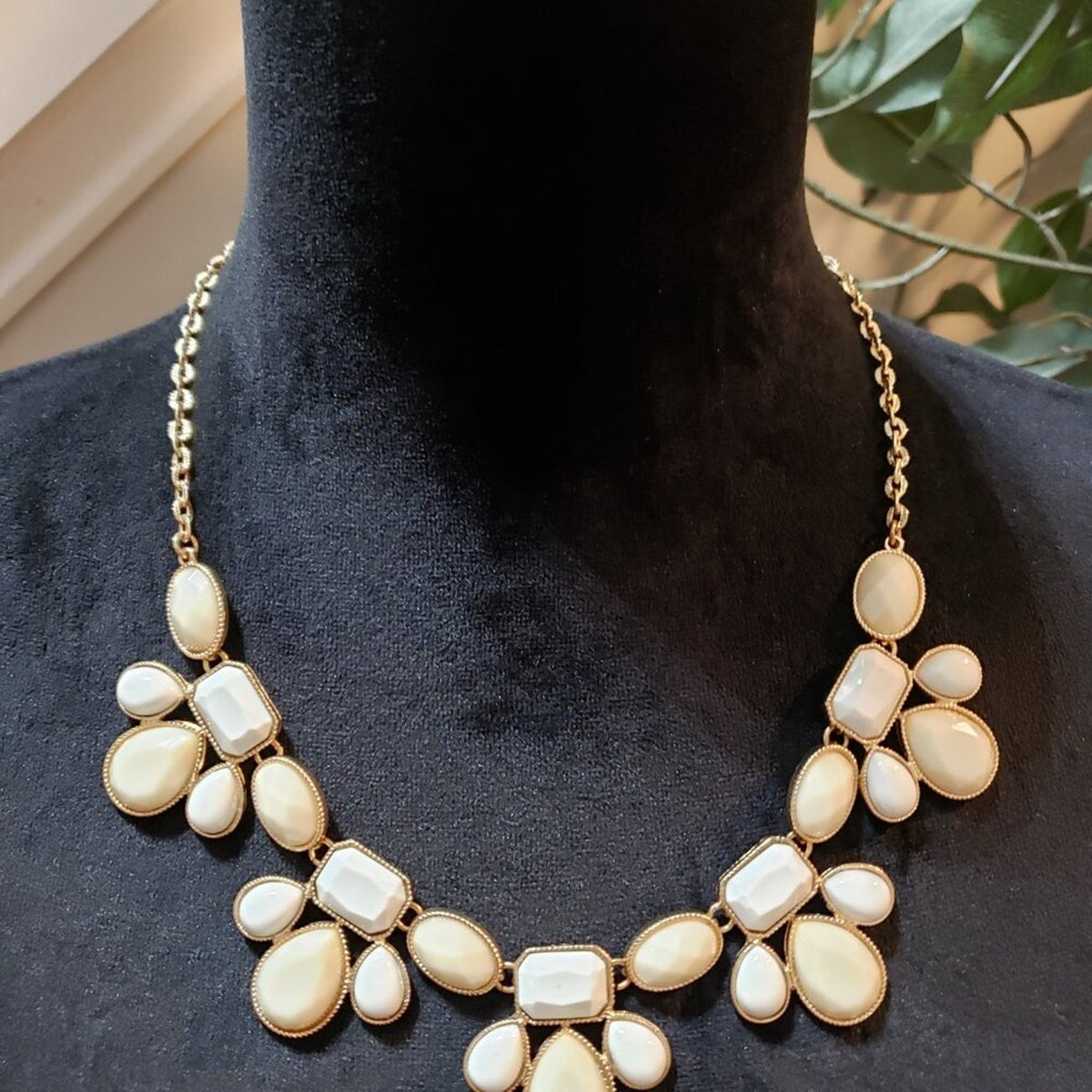 Womesn White & Beige Acrylic Beaded Curb Chain Necklace Jewelry w/ Lobster Clasp
