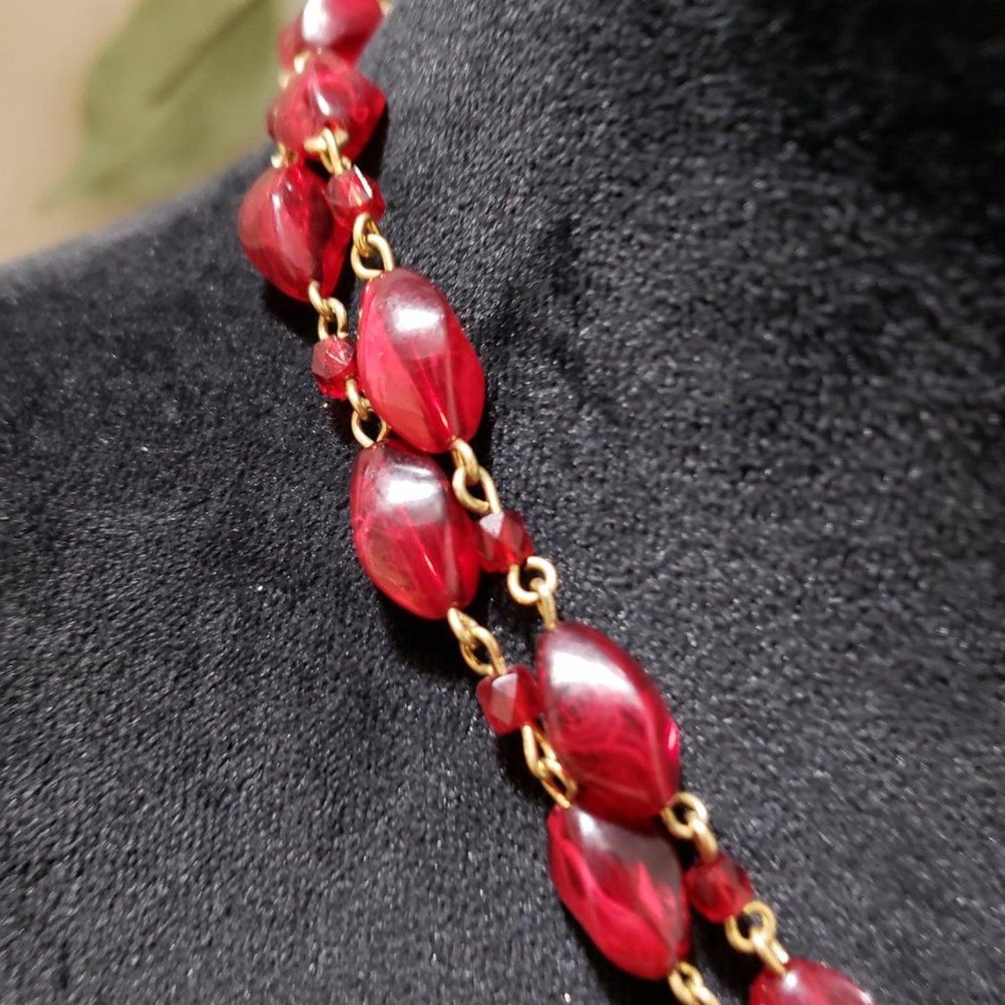 Women Fashion Red Beads & Round Thewa Pendant Collar Necklace with Lobster Clasp