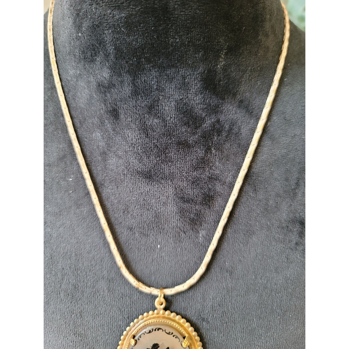 Women's Vintage Gold Oval Silhouette Pendant Necklace With Lobster Clasp Jewelry