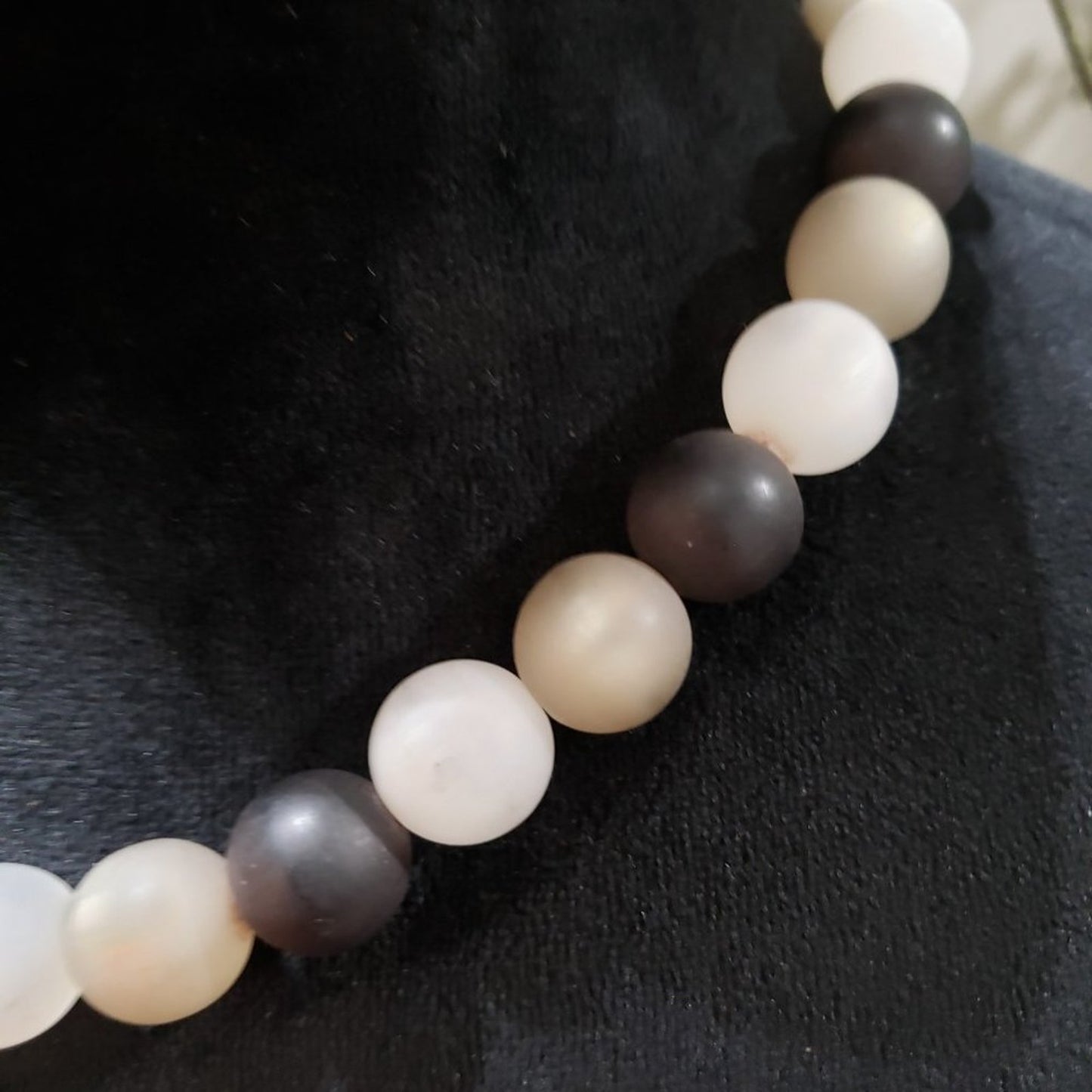 Womens Fashion Black White Round Shell Pearl Collar Necklace with Mystery Clasp