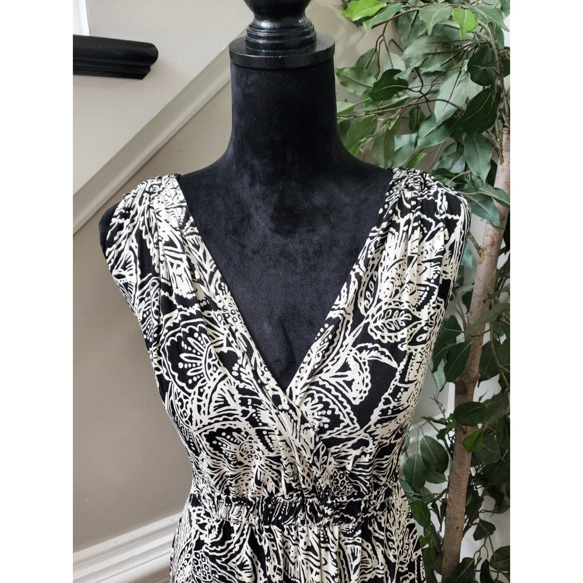 LOFT Women's Black & White Floral Rayon V-Neck Sleeveless Knee Length Dress MP