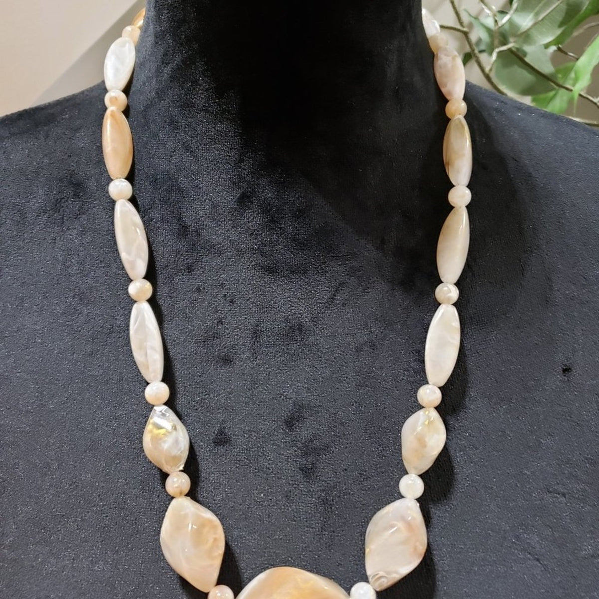 Women Fashion Natural Sea Snail Shape Shell Beads Collar Necklace w/ Spring Ring
