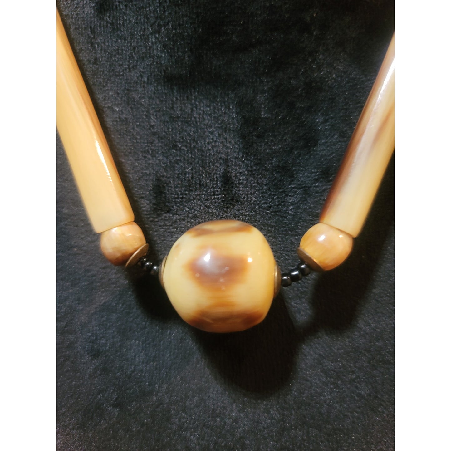 Women's Lightweight Beaded Necklace With Center Bead And Screw Lock Jewelry