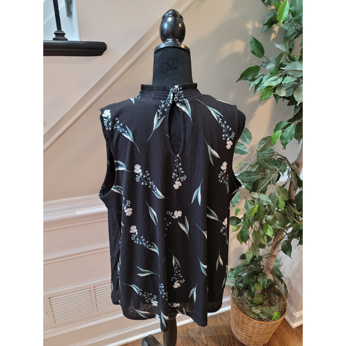 Apt. 9 Blouse Top Women’s Size 1X Black Floral Botanical Sleeveless Mock Neck