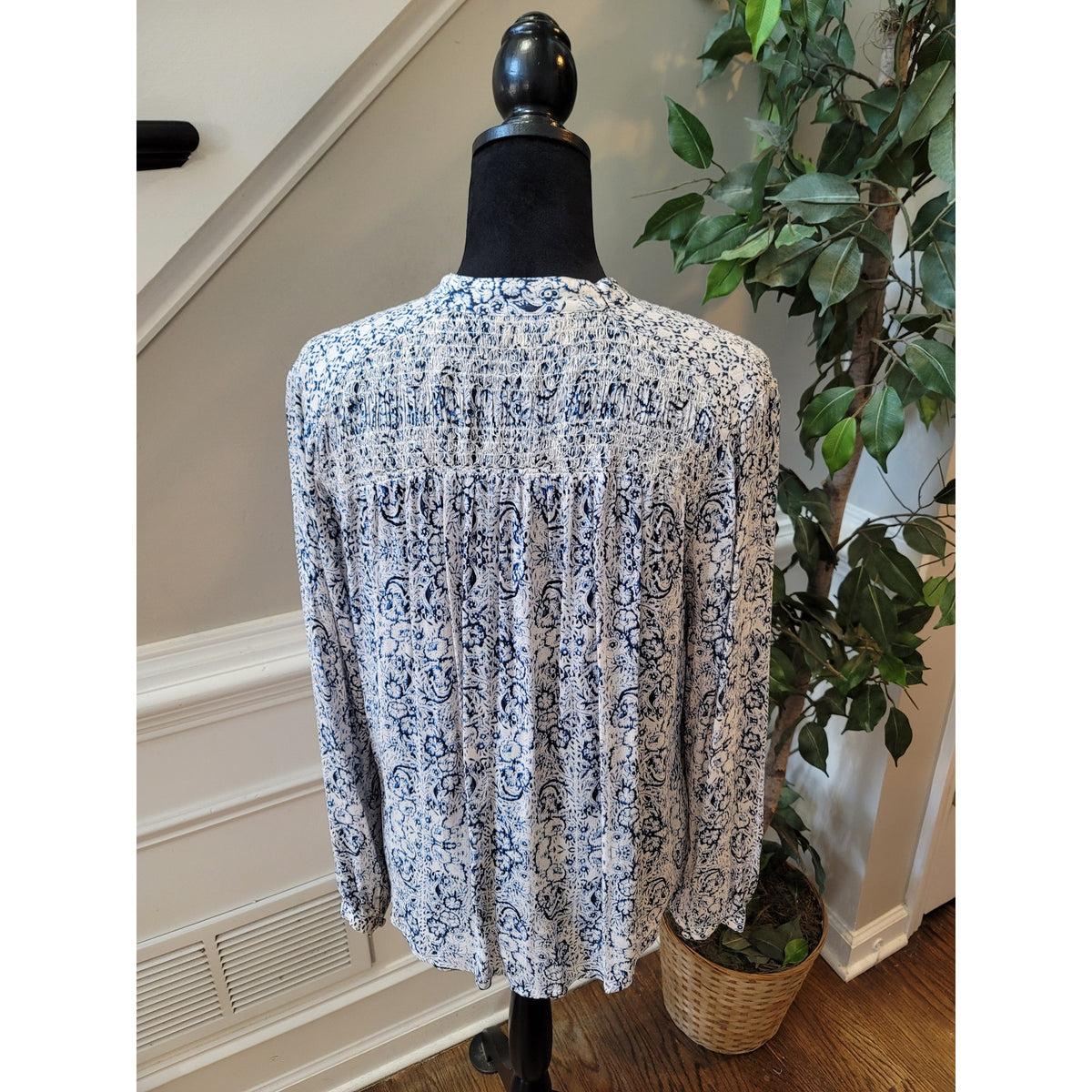 Lucky Brand Blouse SP Black White Abstract Tie Neck Curved Hem Casual Button-Up