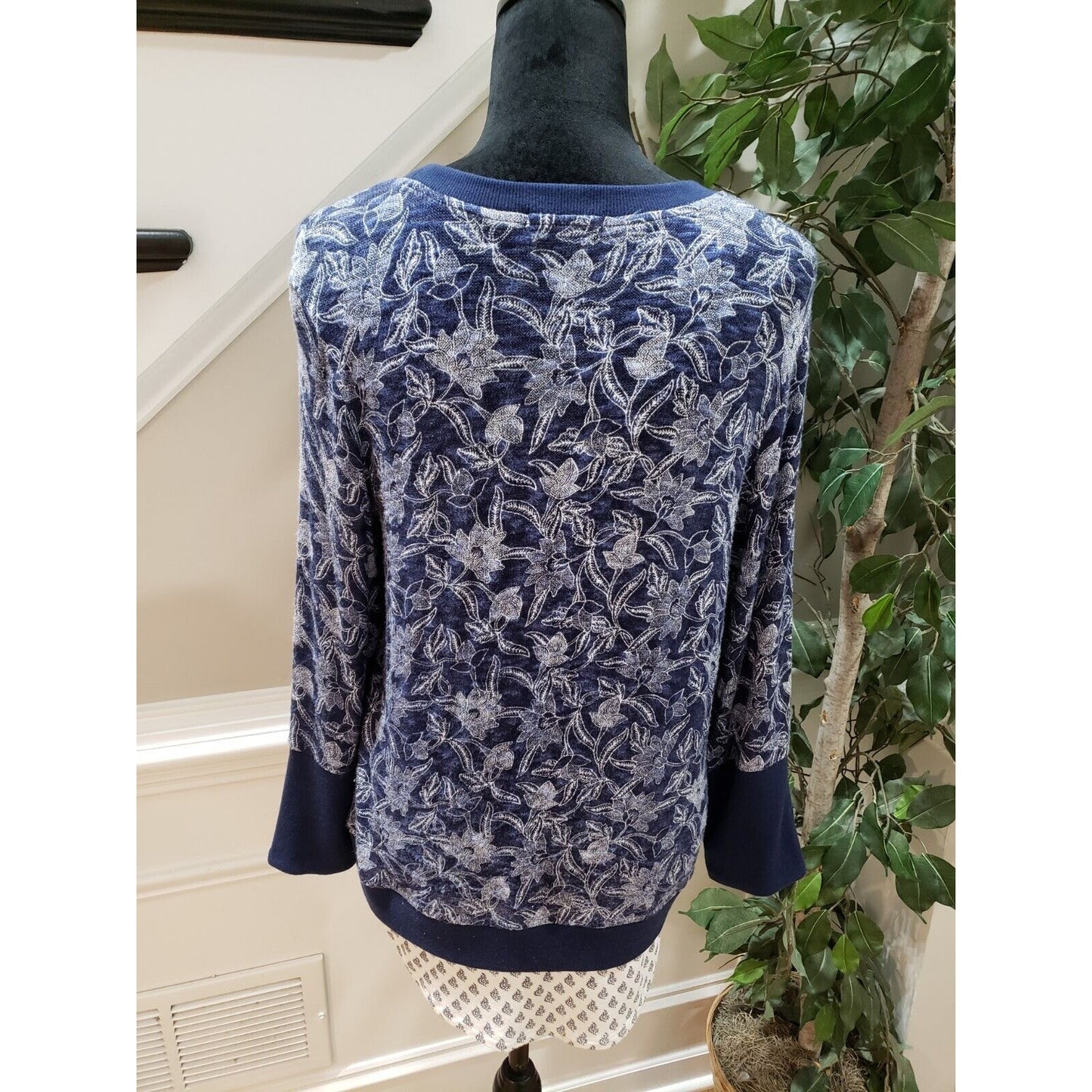 Max Jeans Women's Blue Floral Rayon Crew Neck Long Sleeve Sweater Size X-Small