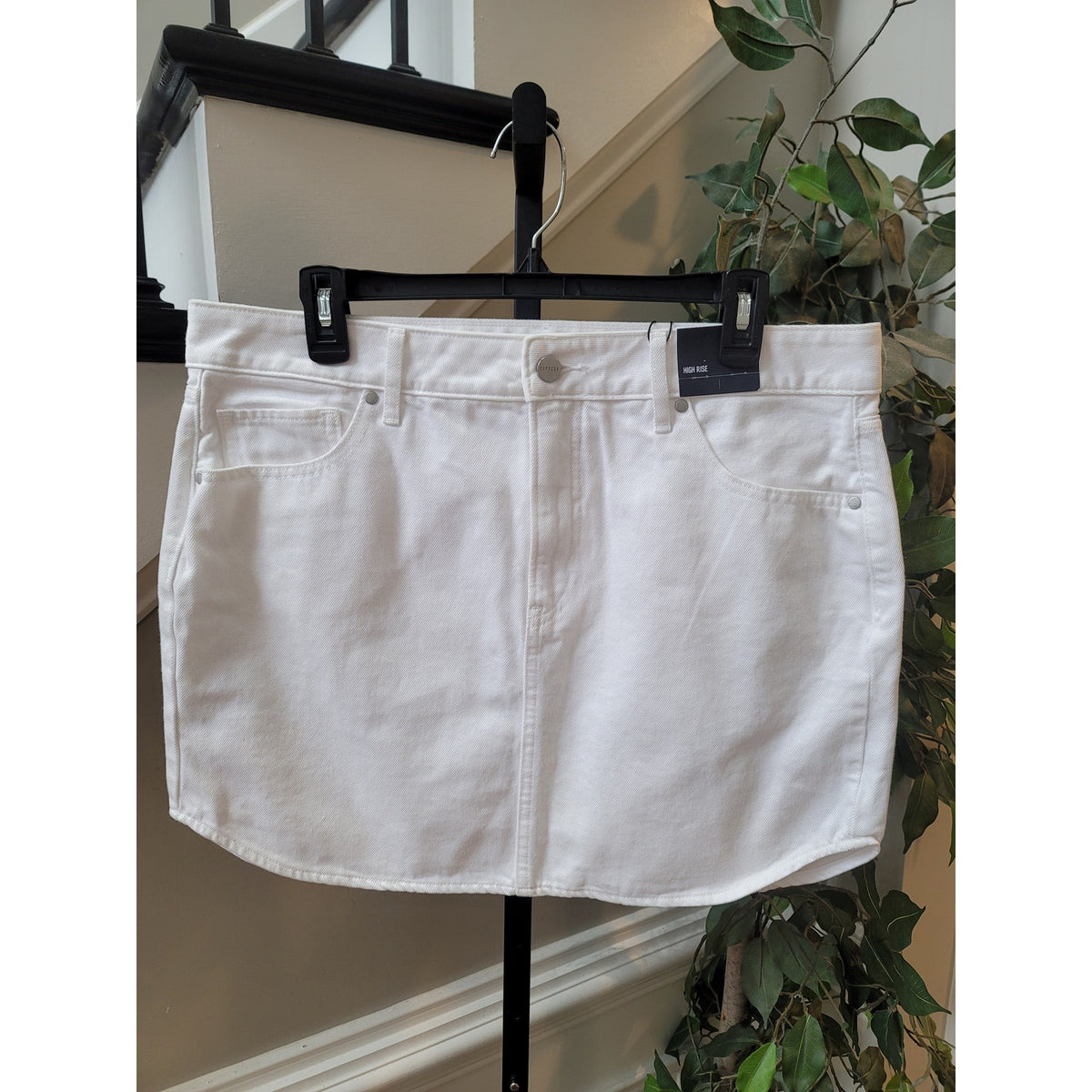 Express Mini Skirt Women's Size 12 White Denim High Rise Curved Hem 5-pockets