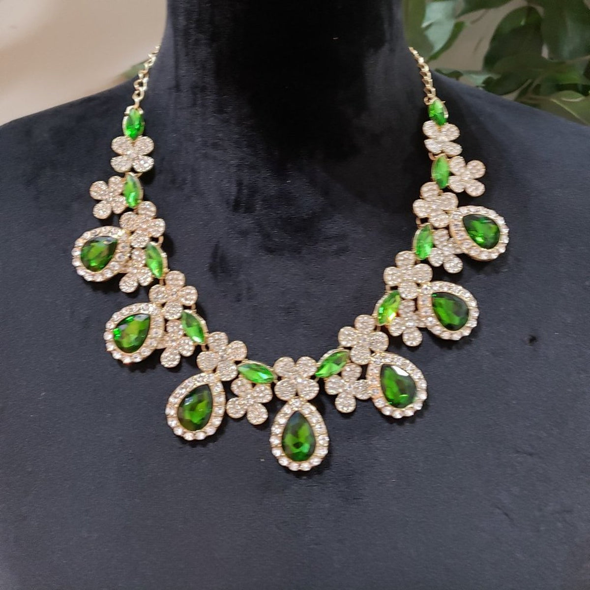Womens Fashion Green Rhinestones Faceted Crystal Bib Necklace with Lobster Clasp