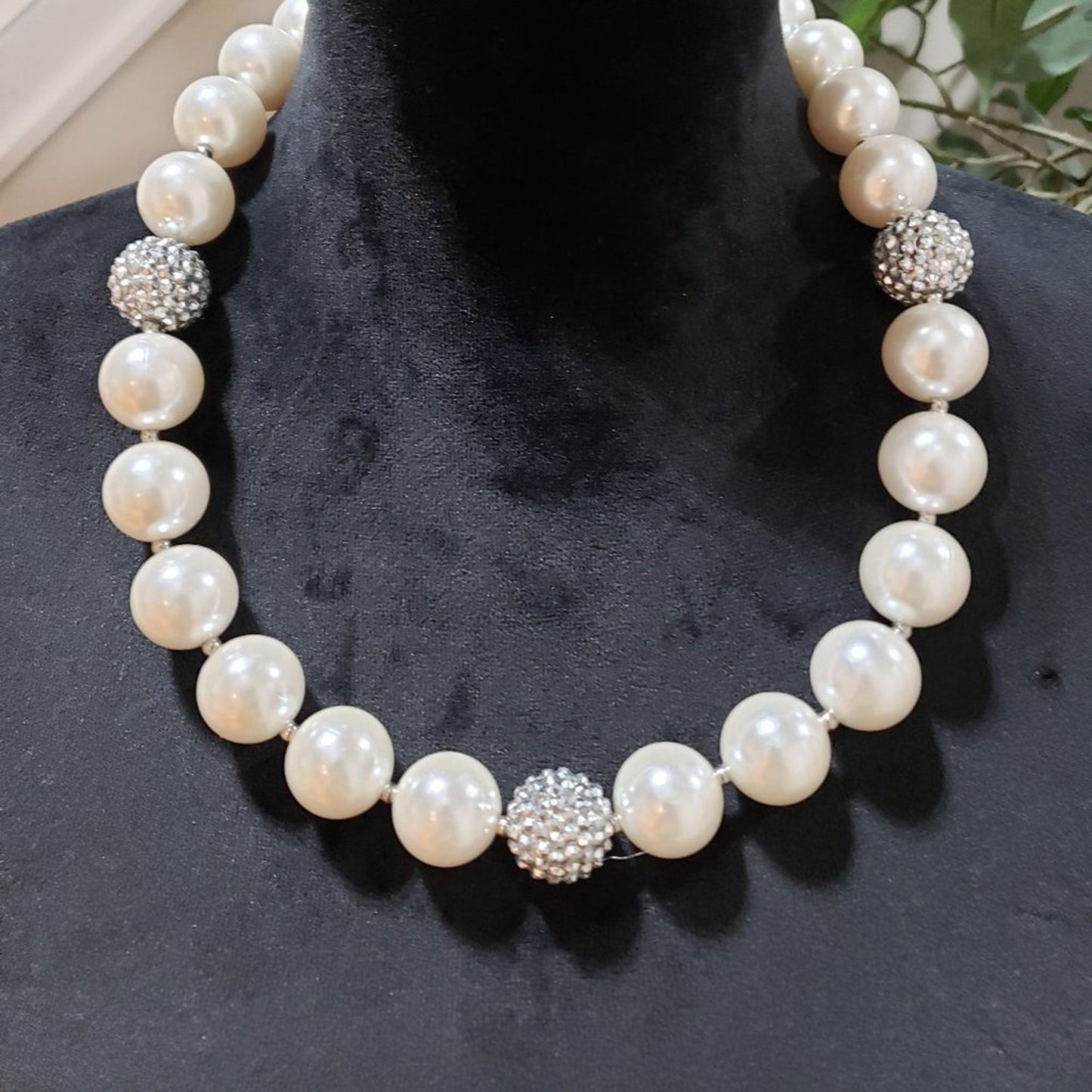 Womens Stunning White Chunky Pearl Ball Beaded Fashion Jewellery Necklace