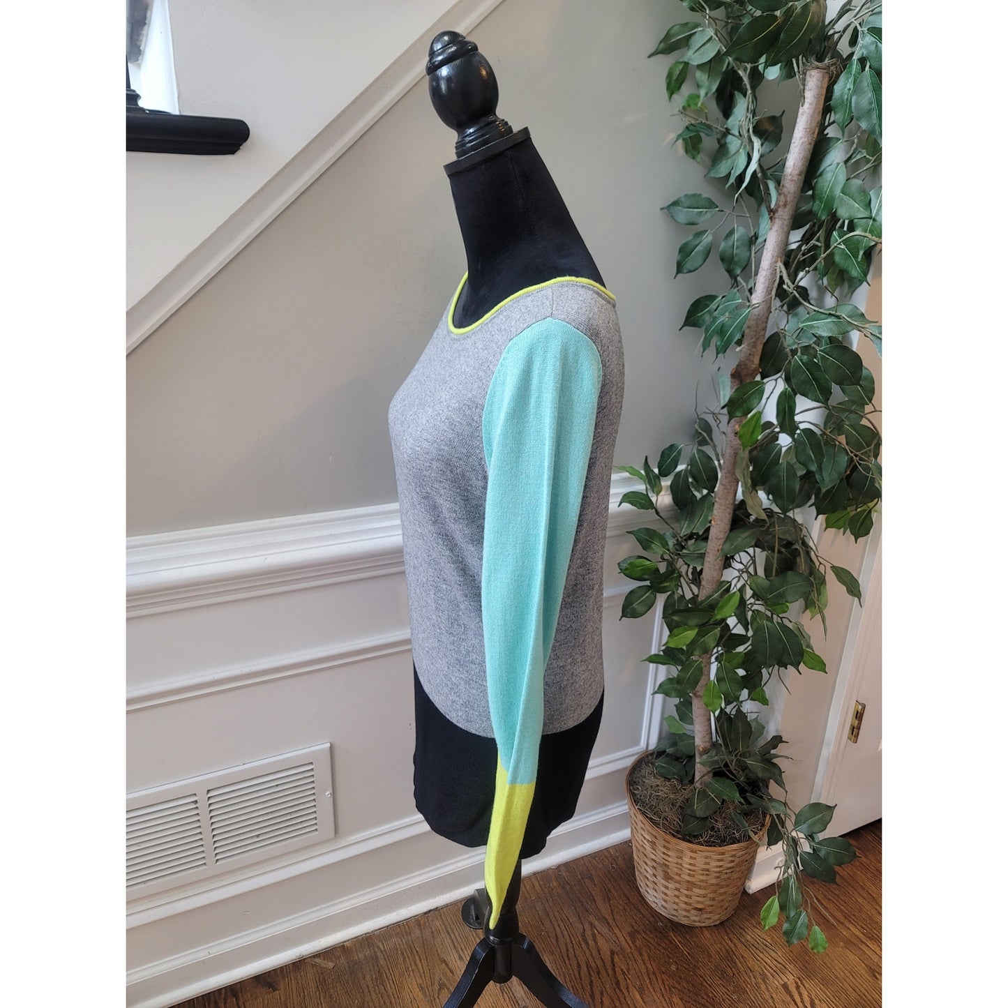 Vince Camuto Sweater Women's Size M Gray Black Green Yellow Long Sleeves