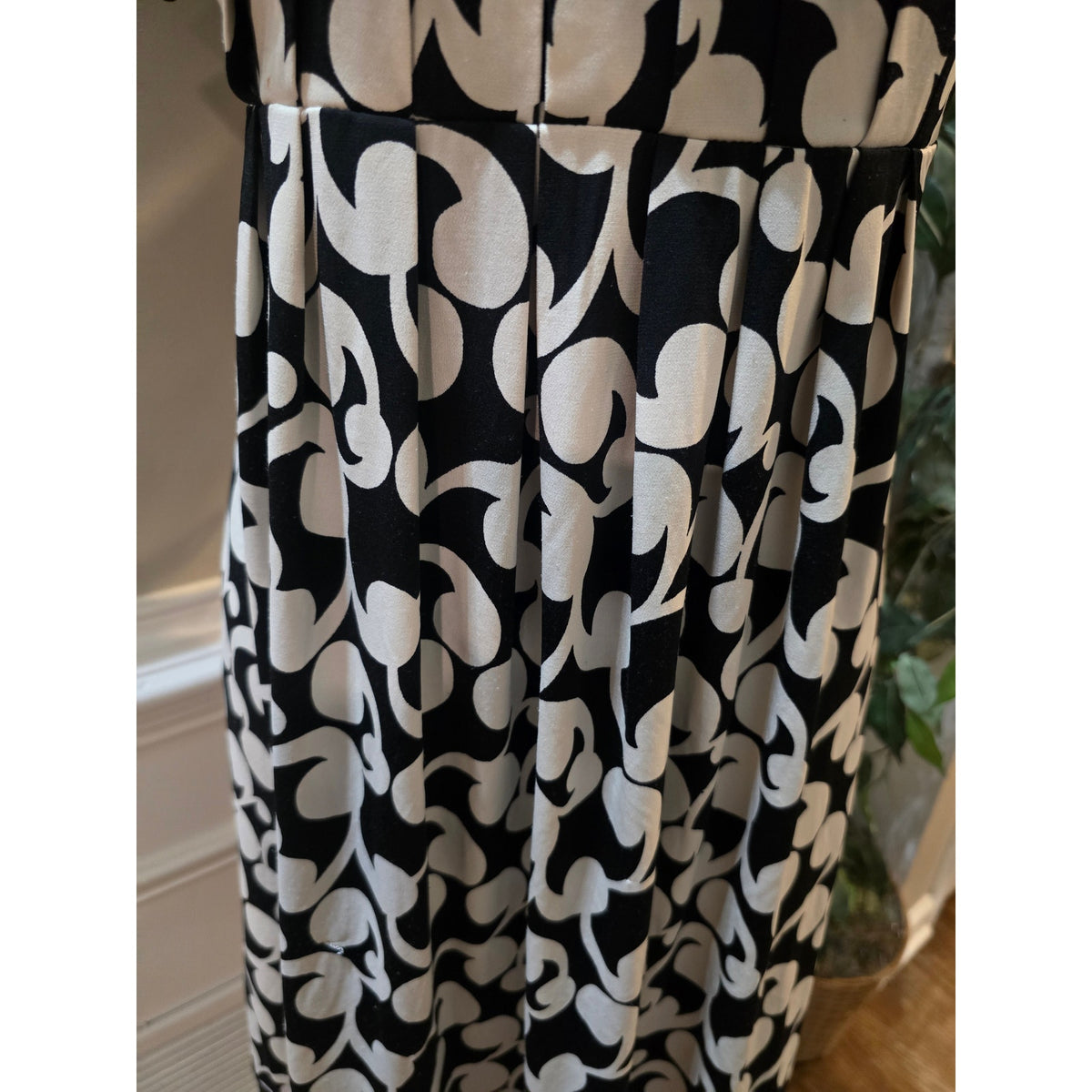 Dressbarn Empire Waist Dress Women's SZ 12 Black/White Pleated Bust Short Sleeve