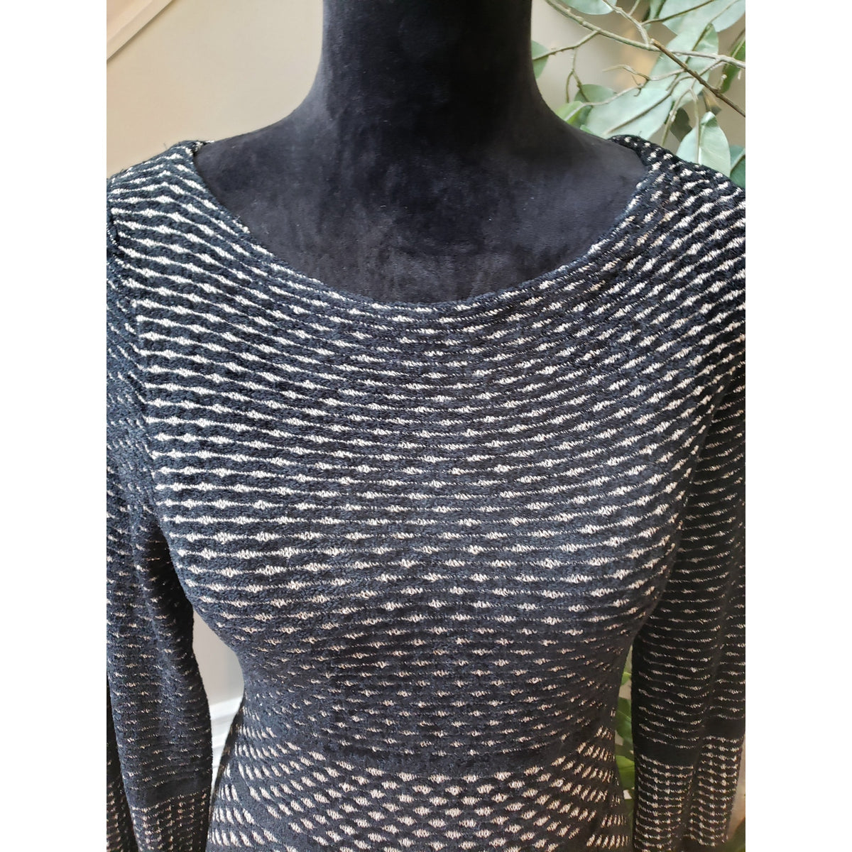 White House Black Market Shift Dress Women's Medium Black Round Neck Long Sleeve