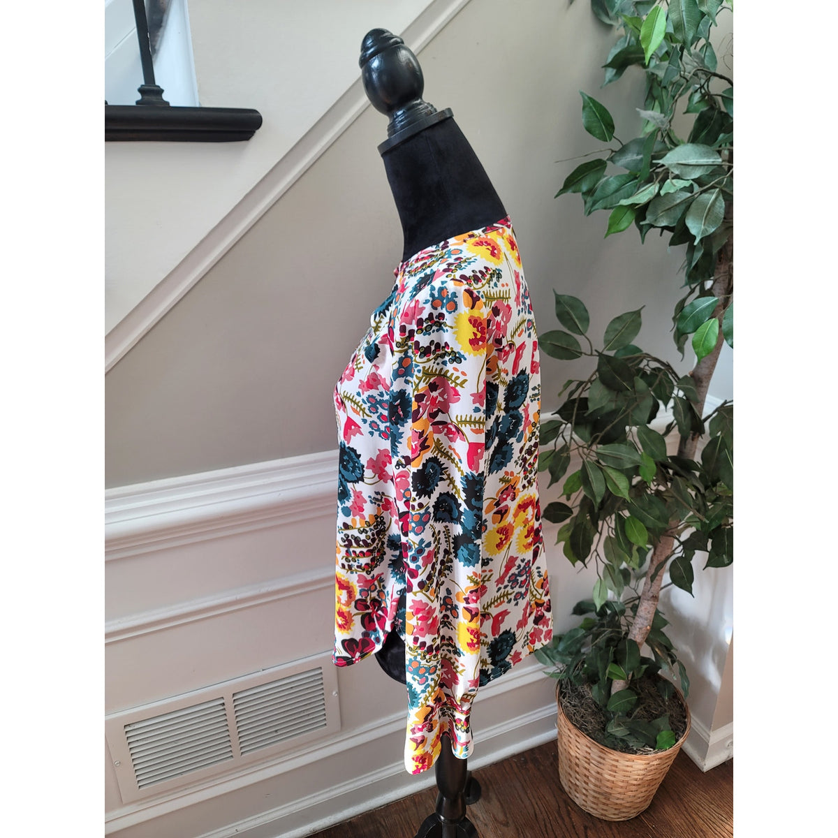 Loft Blouse SP Multi Floral Ruffle Detail Crew Curved Hem Long Sleeve Pullover