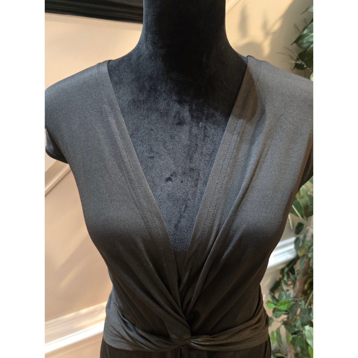 Mini Dress Women's Size 1XL Black Ruched Knot Front V-Neck Stretch Cap Sleeves