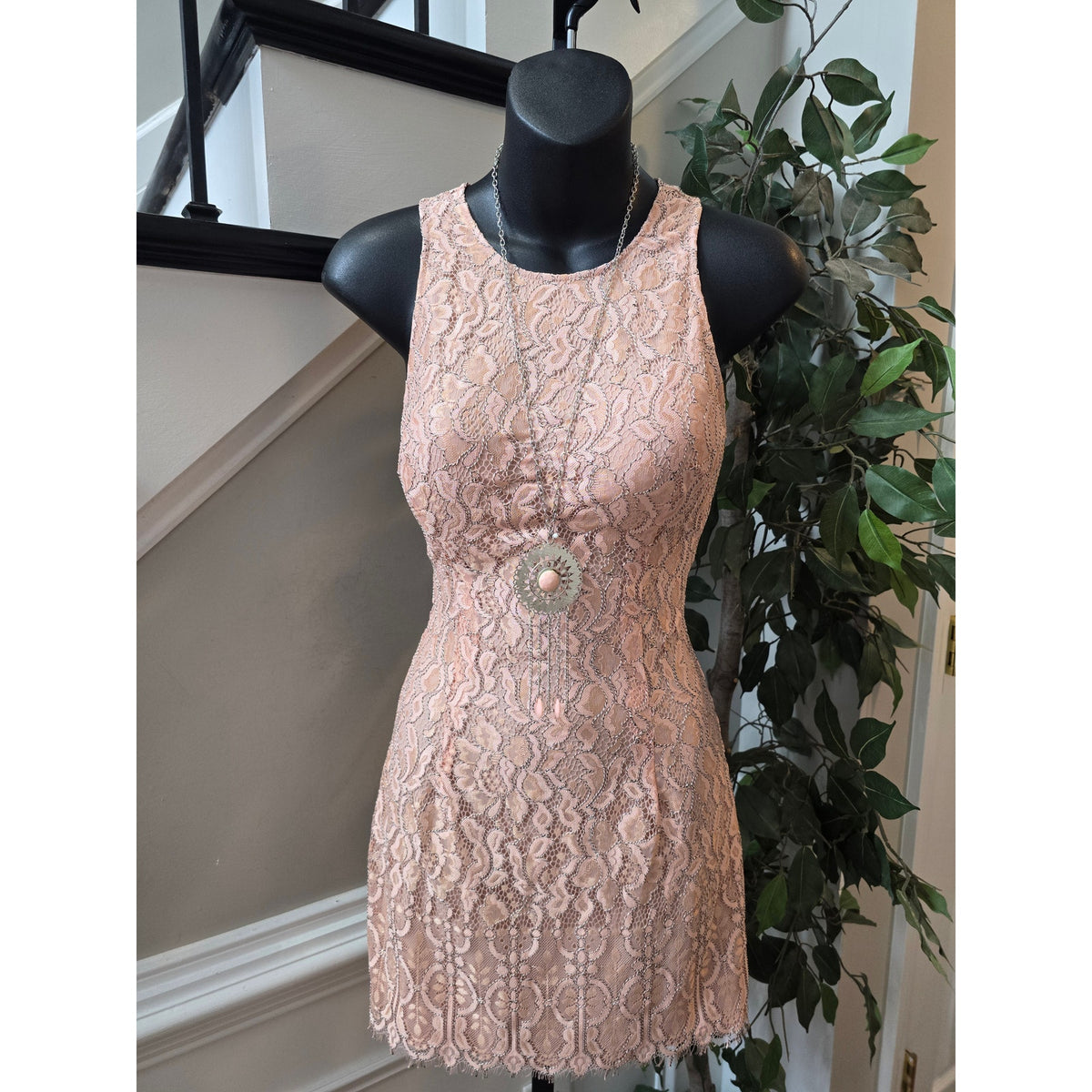 NBD Sheath Dress Women's SZ XS Pink Floral Lace Lined Fitted Padded Back Zipper