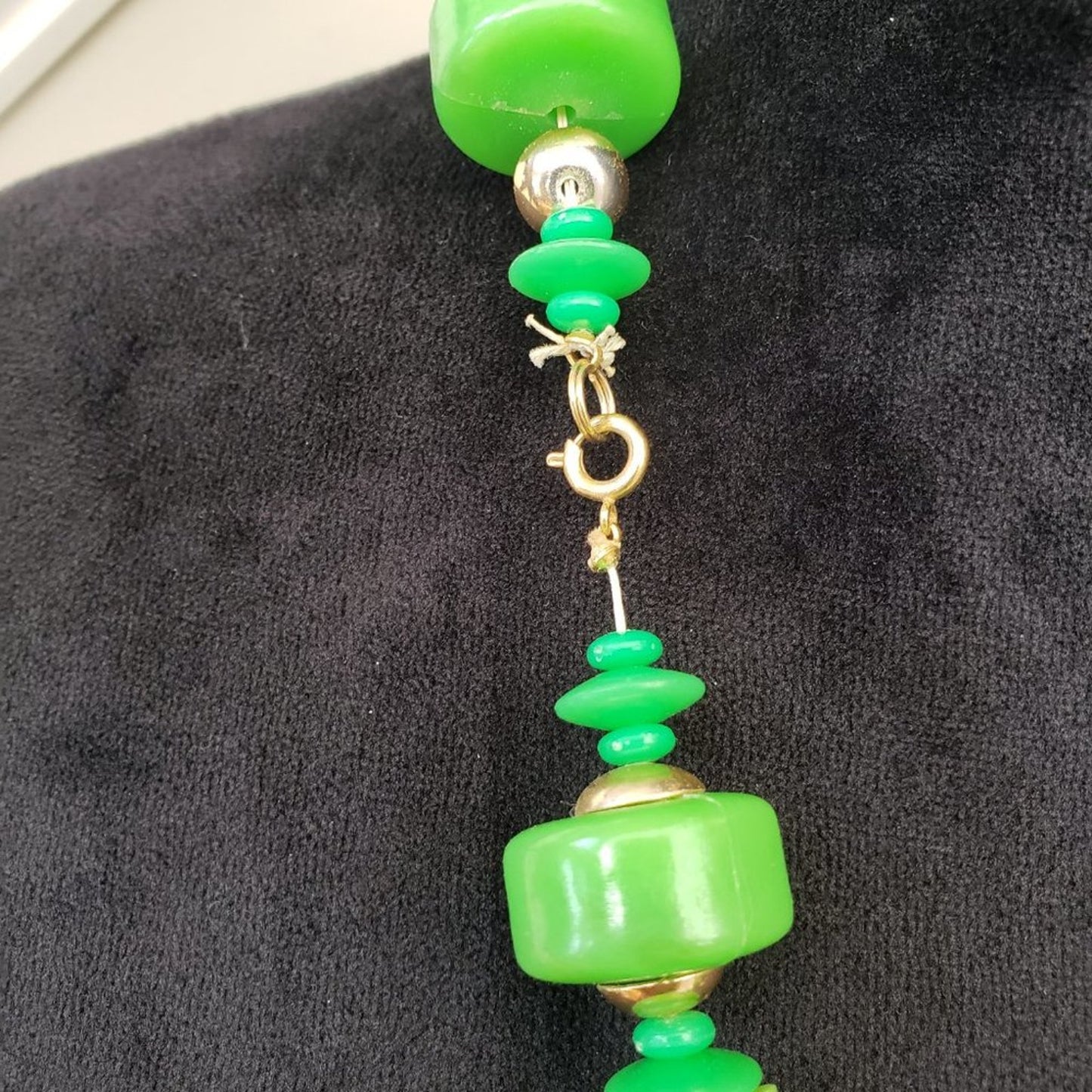 Women Fashion Green Large Beads Chunky Statement Necklace with Spring Ring Clasp