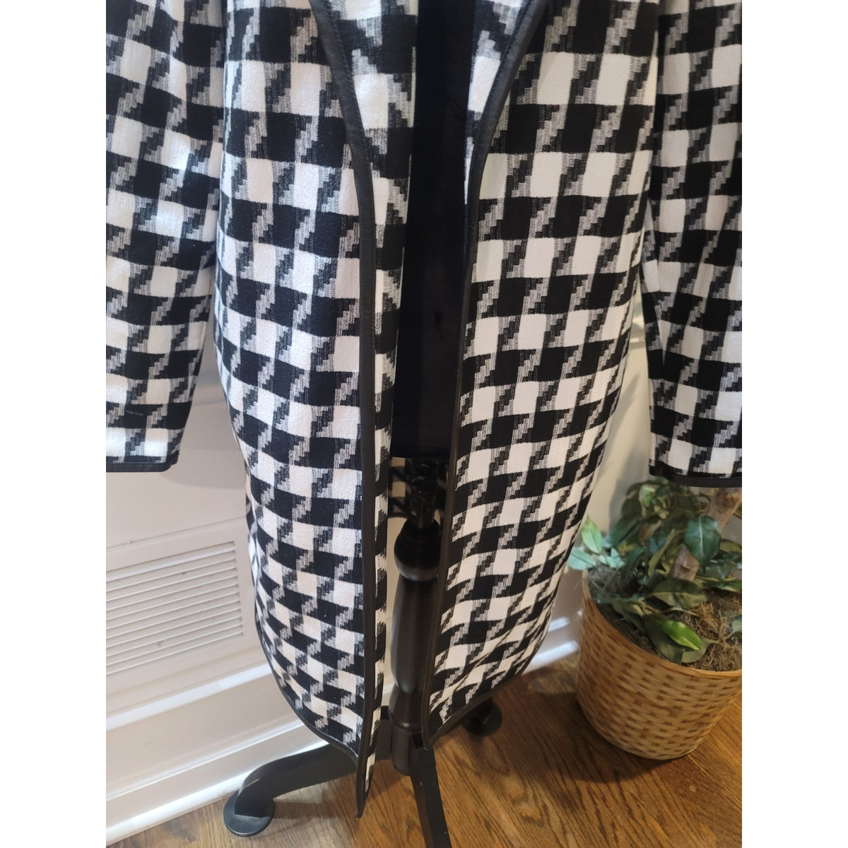 The Limited Duster Jacket Women's Size 6 White/Black Houndstooth Open Front Long Sleeve