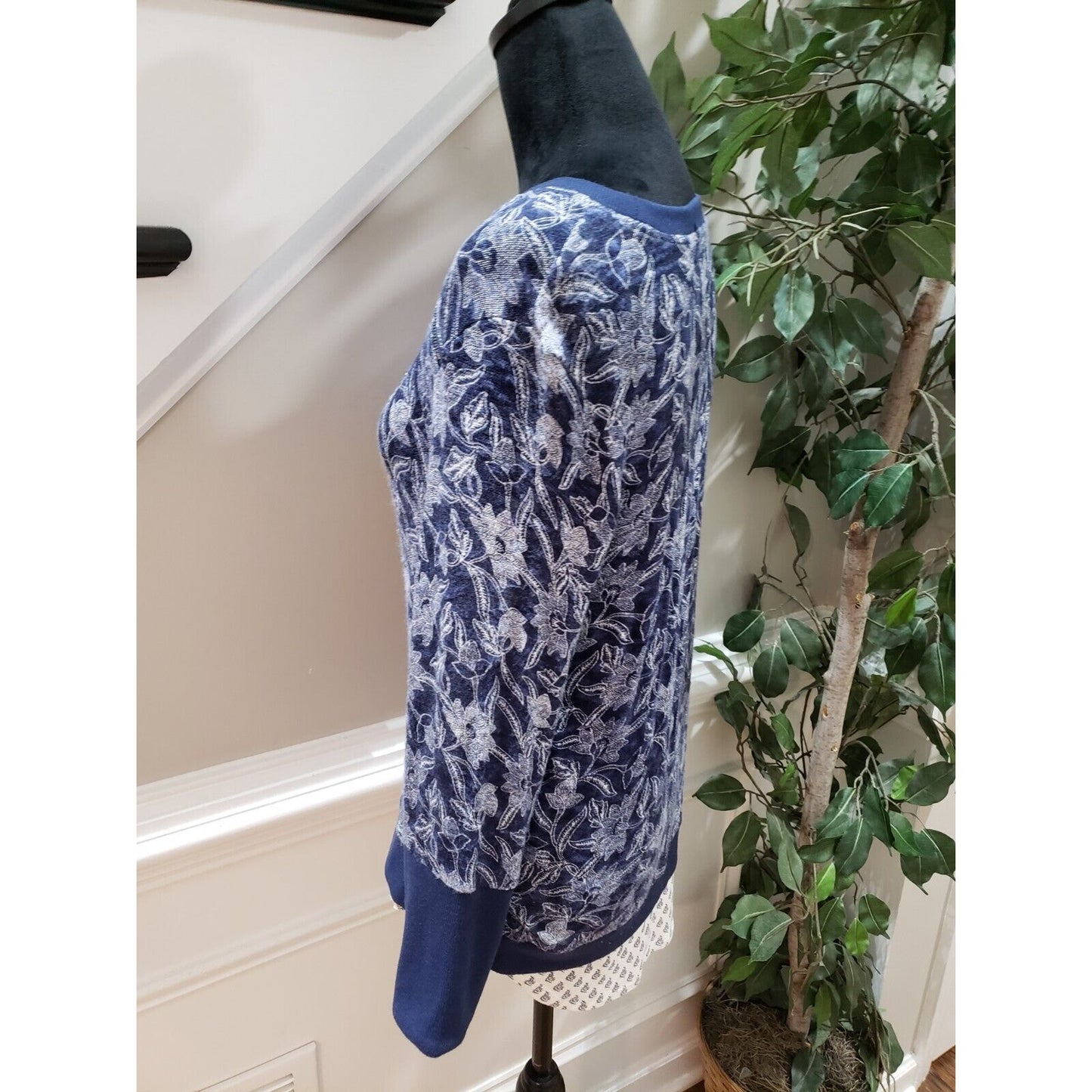 Max Jeans Women's Blue Floral Rayon Crew Neck Long Sleeve Sweater Size X-Small